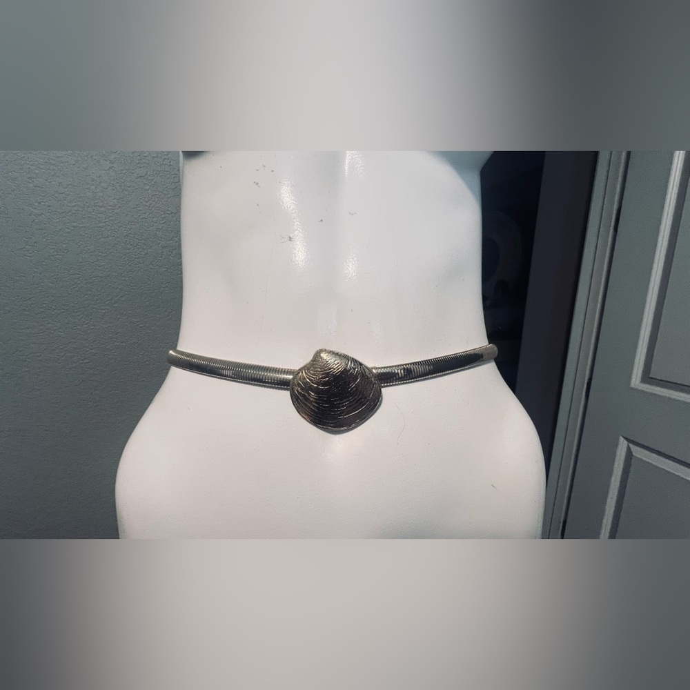 Seashell Pendant Belt in Shiny Gold Tone